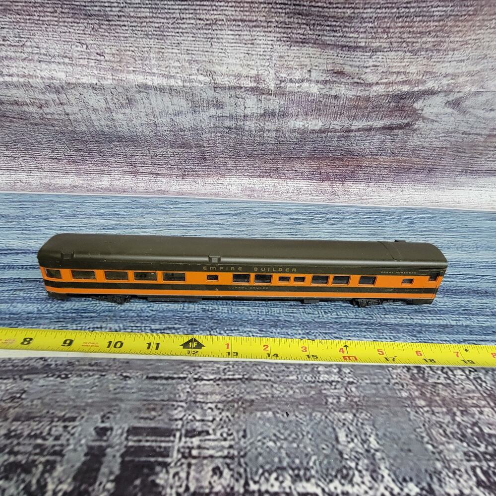 Vintage H.O scale Great Northern corral coulee passenger train car green/orange
